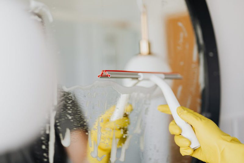 Jak nadać szkłu połysk – skuteczne mycie szyb, okien i luster